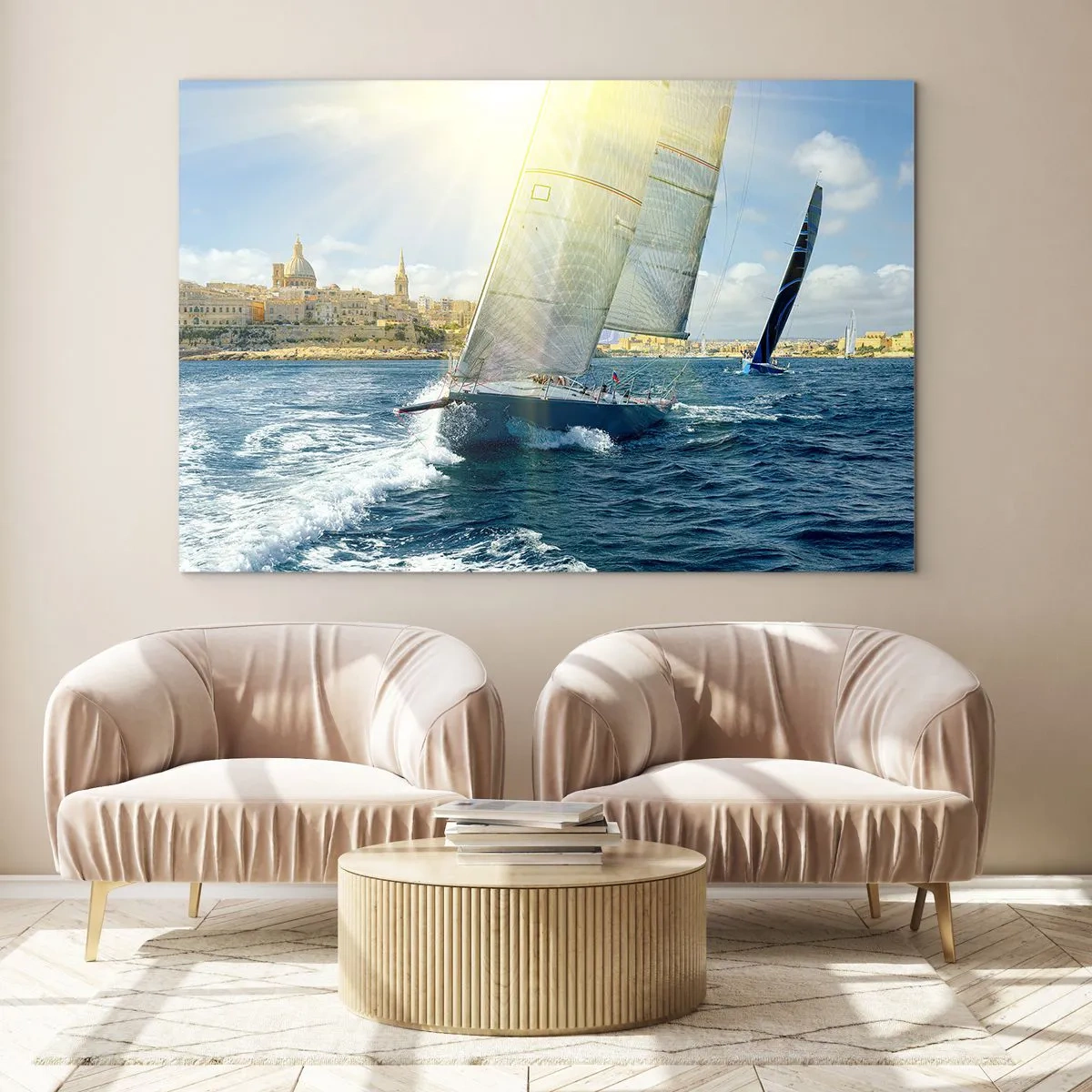 Obraz na skle - Jachta plující na pozadí města za slunečného dne - 70x50cm - Čas odjet z města - Moderní nástěnná dekorace do obývacího pokoje a ložnice ARTTOR