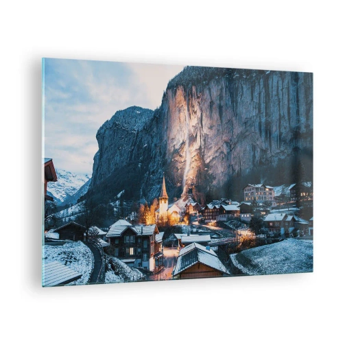 Obraz na skle - Zimní vesnice na úpatí osvětlené skalní stěny - 70x50cm - Světlý duch zimy - Moderní nástěnná dekorace do obývacího pokoje a ložnice ARTTOR