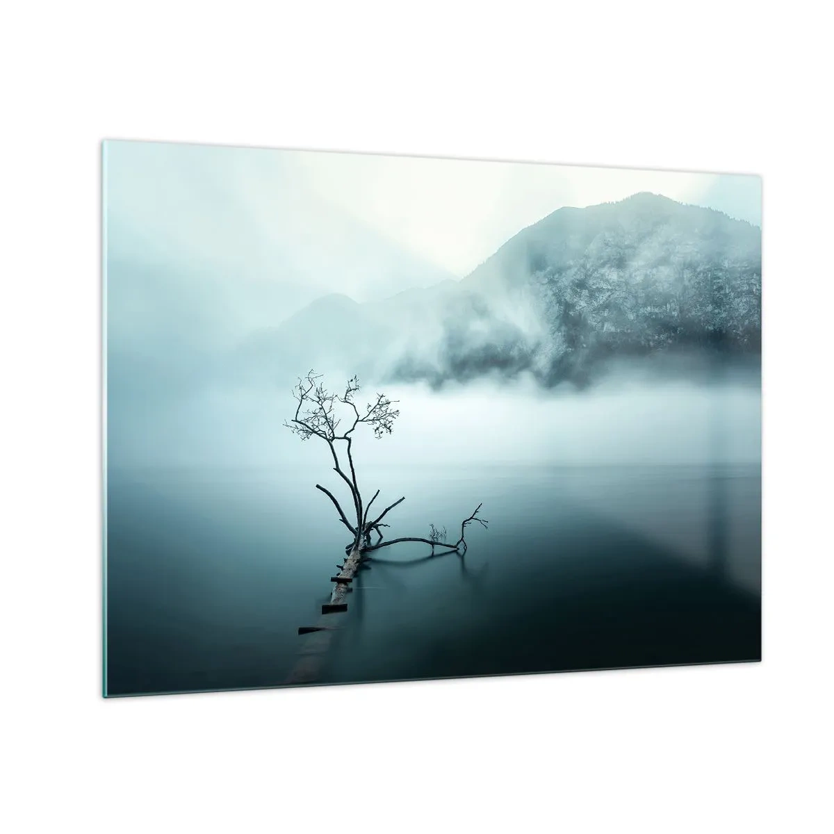 Obraz na skle - Osamělý strom na pozadí hor zahalených v mlze nad vodou - 70x50cm - Z vody a mlhy - Moderní nástěnná dekorace do obývacího pokoje a ložnice ARTTOR