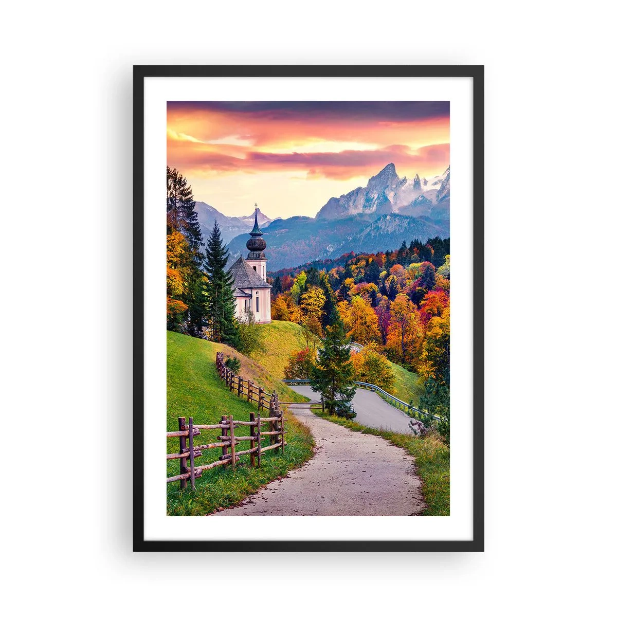 Plakát v černém rámu - Horská kaple mezi podzimními stromy při západu slunce - 50x70cm - Naprosto ideální krajina - Moderní nástěnná dekorace do obývacího pokoje a ložnice ARTTOR