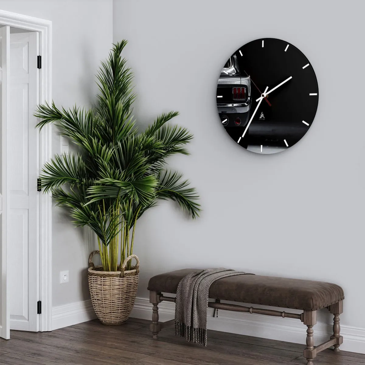 Nástěnné hodiny - Zadní část klasického vozu ve stylové černé a stříbrné barvě - 30x30cm - Kouzlo klasiky - Moderní nástěnná dekorace do obývacího pokoje, kuchyně a ložnice ARTTOR