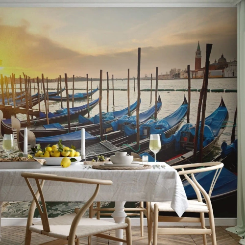 Fototapeta Standard Eco - Gondoly v Benátkách při západu slunce - 100x70cm - Než nastane zmatek - Moderní nástěnná dekorace do obývacího pokoje a ložnice ARTTOR