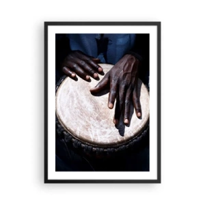 Plakát v černém rámu - Ruce hrající na buben djembe v rytmické hře - 50x70cm - Žijte ve svém rytmu - Moderní nástěnná dekorace do obývacího pokoje a ložnice ARTTOR