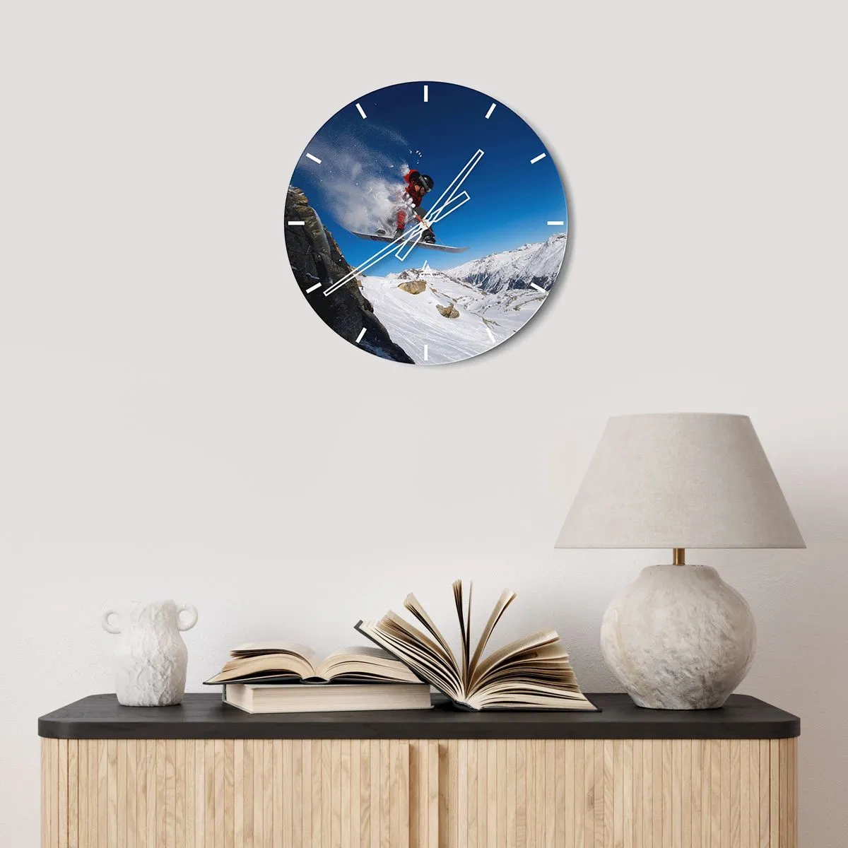 Nástěnné hodiny - Snowboardista provádí skok na pozadí horské krajiny. - 30x30cm - A stal ses součástí prostoru - Moderní nástěnná dekorace do obývacího pokoje, kuchyně a ložnice ARTTOR