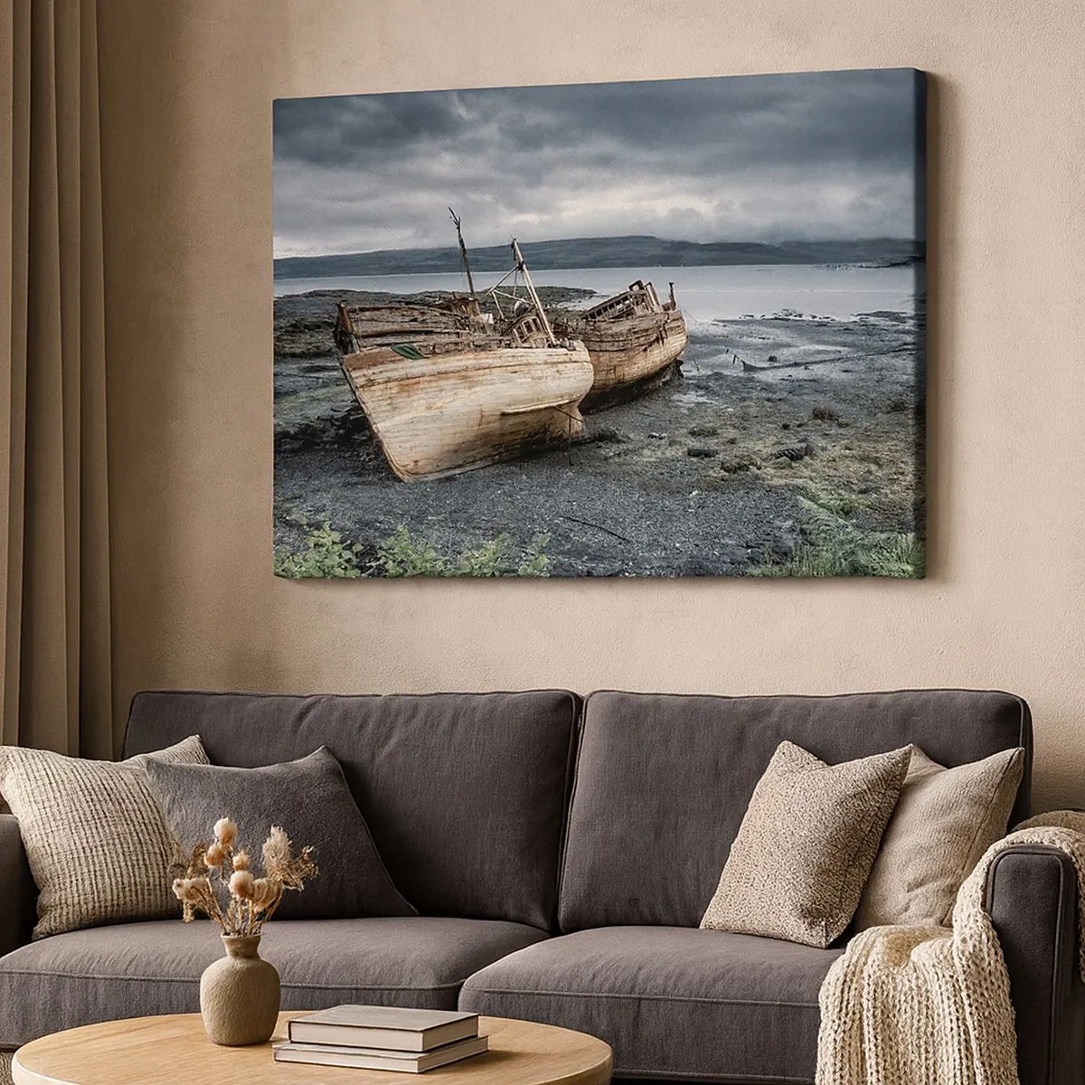 Obraz na plátně - Opuštěné lodě na břehu v deštivé scéně - 70x50cm - „Na znamení důstojně splněných potíží“ - Moderní nástěnná dekorace do obývacího pokoje a ložnice ARTTOR