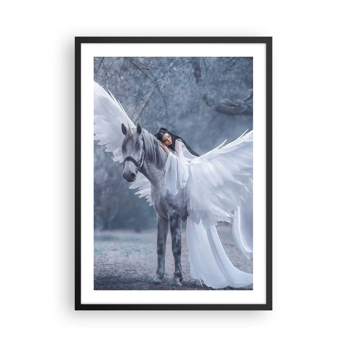 Plakát v černém rámu - Pegas s bílými křídly a éterickou postavou - 50x70cm - Nadšený okamžik - Moderní nástěnná dekorace do obývacího pokoje a ložnice ARTTOR