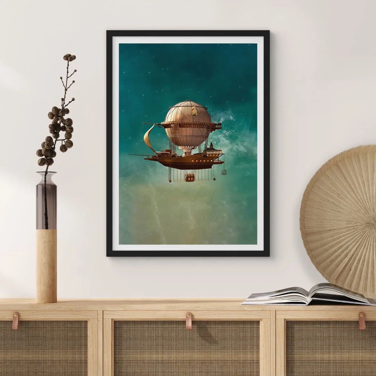 Plakát v černém rámu - Fantastická vzducholoď plující mezi hvězdami - 50x70cm - Julius Verne zdraví - Moderní nástěnná dekorace do obývacího pokoje a ložnice ARTTOR