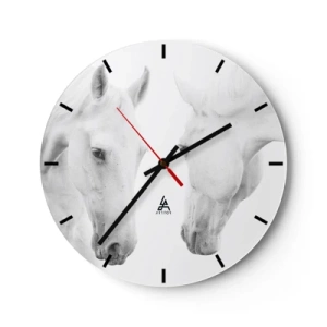 Nástěnné hodiny - Dva bílí koně stojící naproti sobě na bílém pozadí - 30x30cm - Je to přátelství…? - Moderní nástěnná dekorace do obývacího pokoje, kuchyně a ložnice ARTTOR