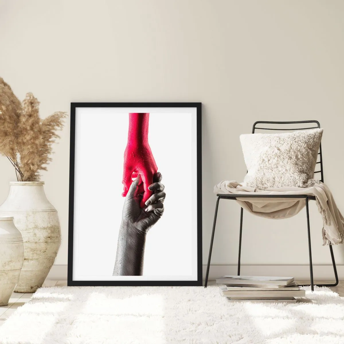 Plakát v černém rámu - Symbolické ruce v červené a stříbrné barvě na bílém pozadí - 50x70cm - Spolu i když jsme odlišní - Moderní nástěnná dekorace do obývacího pokoje a ložnice ARTTOR