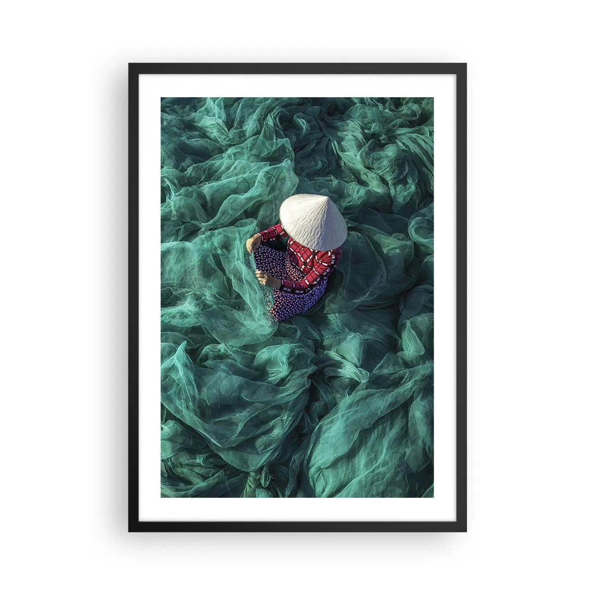Plakát v černém rámu - Osoba s kloboukem mezi zelenými rybářskými sítěmi - 50x70cm - V moři sítí - Moderní nástěnná dekorace do obývacího pokoje a ložnice ARTTOR