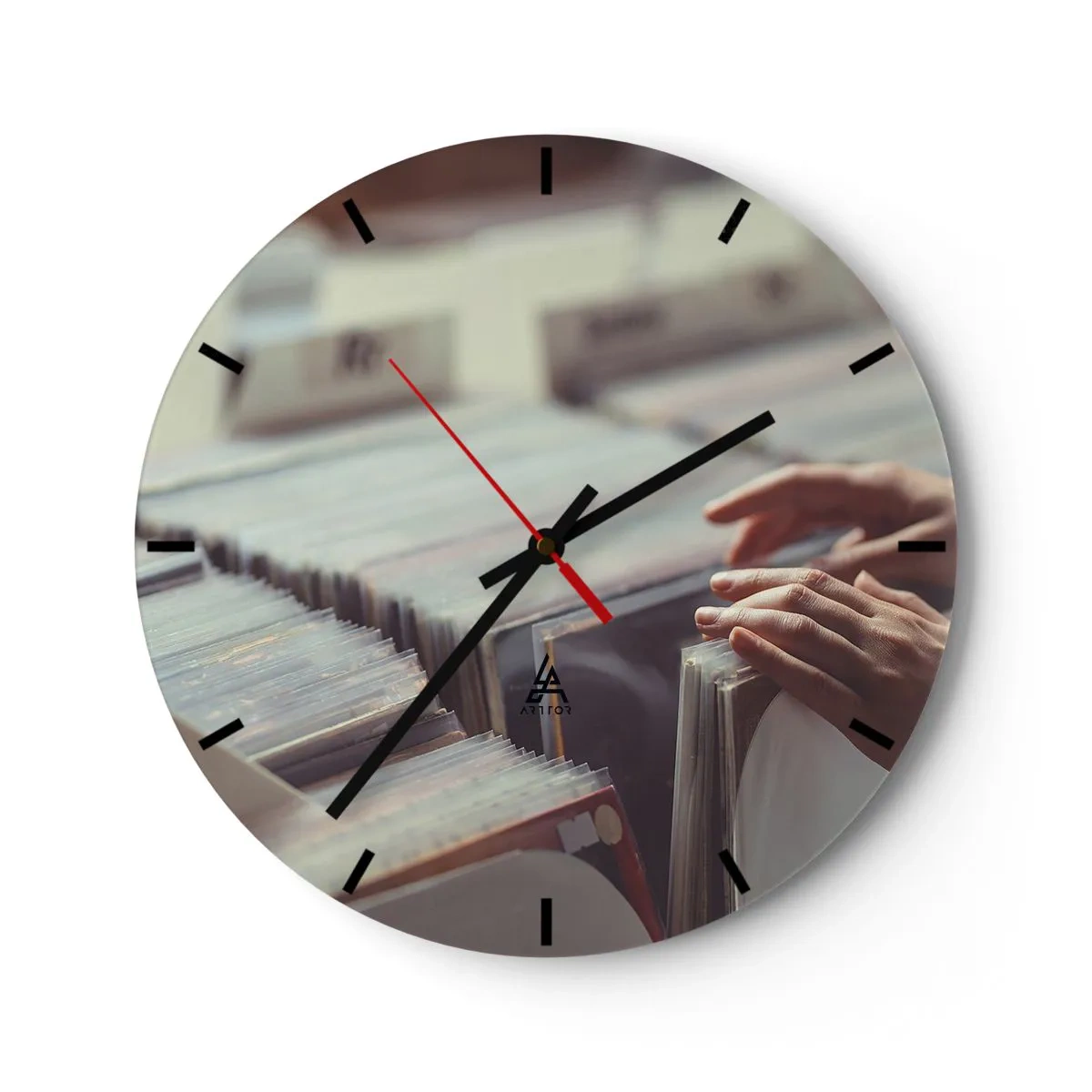 Nástěnné hodiny - Prohlížení vinylů v hudebním obchodě - 30x30cm - Hledání emocí - Moderní nástěnná dekorace do obývacího pokoje, kuchyně a ložnice ARTTOR