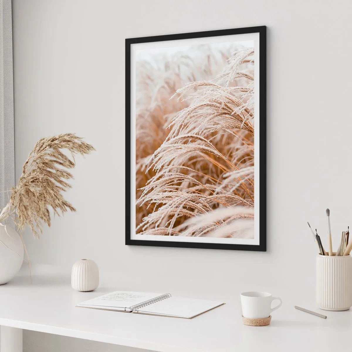 Plakát v černém rámu - Detail ojíněných trav v zimní krajině - 50x70cm - Klanění podzimnímu slunci - Moderní nástěnná dekorace do obývacího pokoje a ložnice ARTTOR
