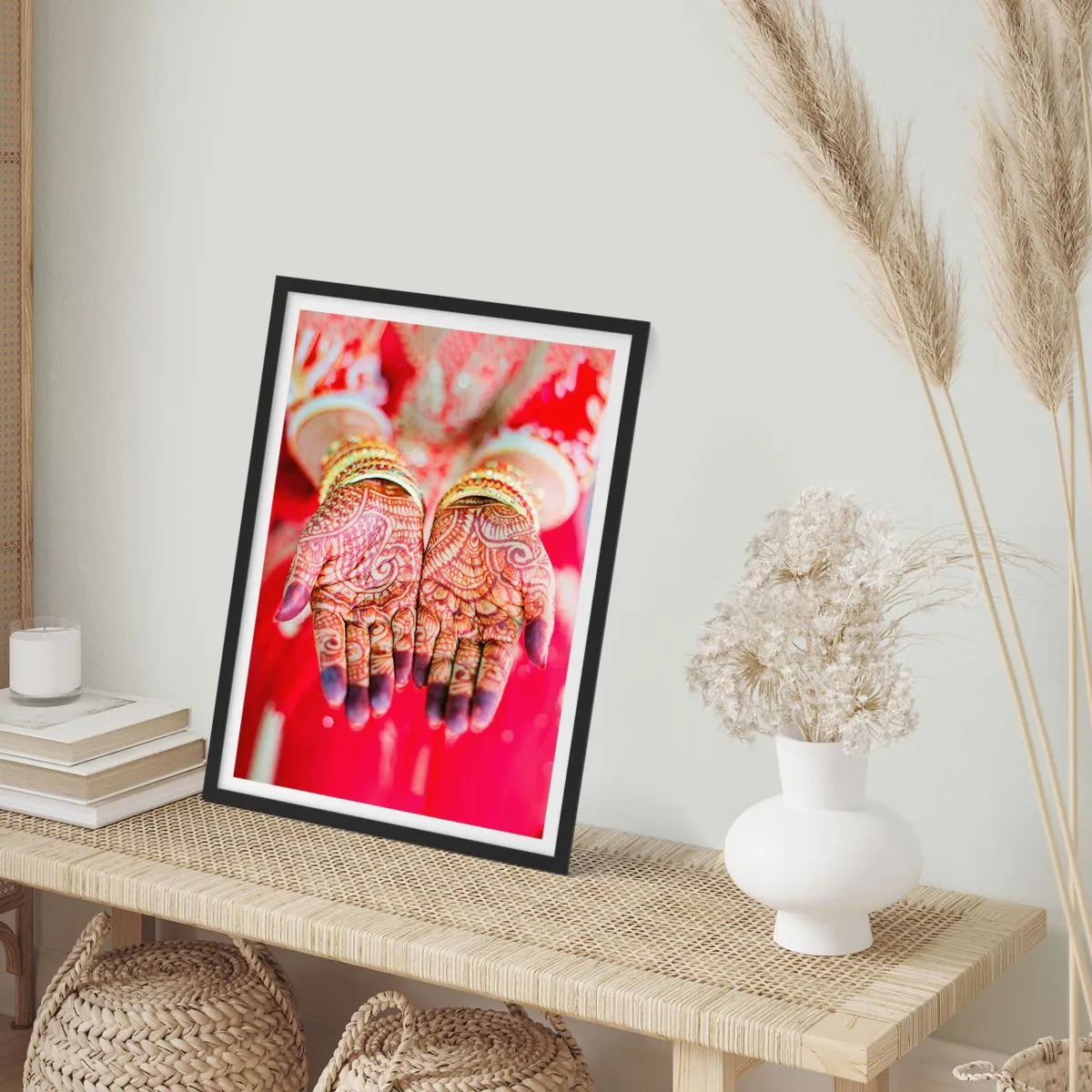 Plakát v černém rámu - Dekorativní henna ruce na červeném pozadí - 50x70cm - Připravená chytit štěstí - Moderní nástěnná dekorace do obývacího pokoje a ložnice ARTTOR