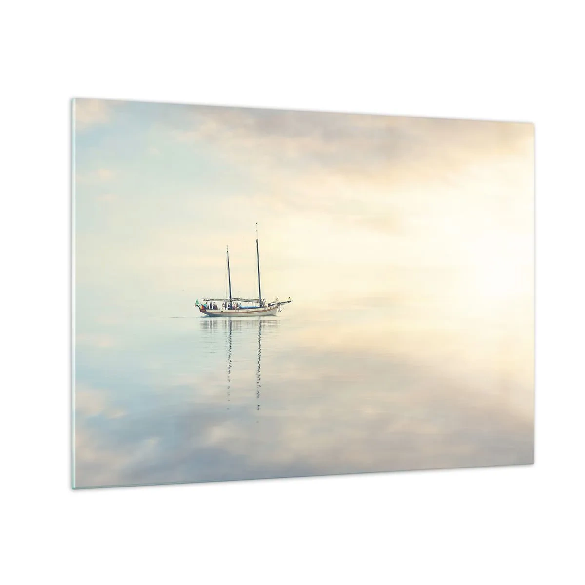 Obraz na skle - Plachetnice unášená na klidném moři za úsvitu - 70x50cm - V moři ticha - Moderní nástěnná dekorace do obývacího pokoje a ložnice ARTTOR