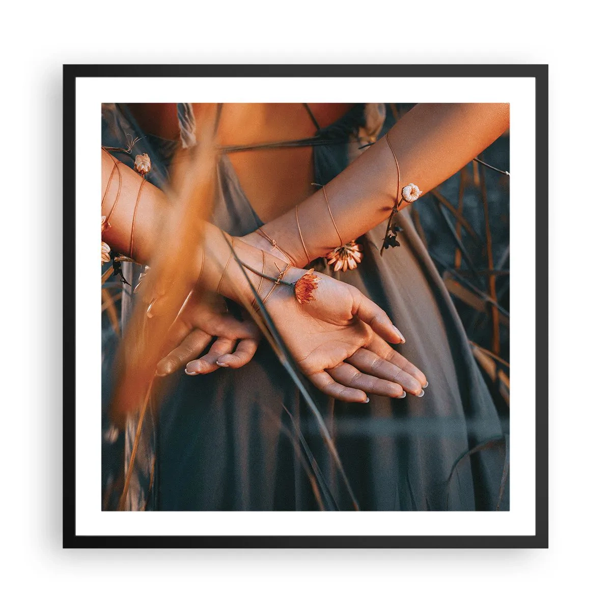 Plakát v černém rámu - Propojená s přírodou - 60x60 cm