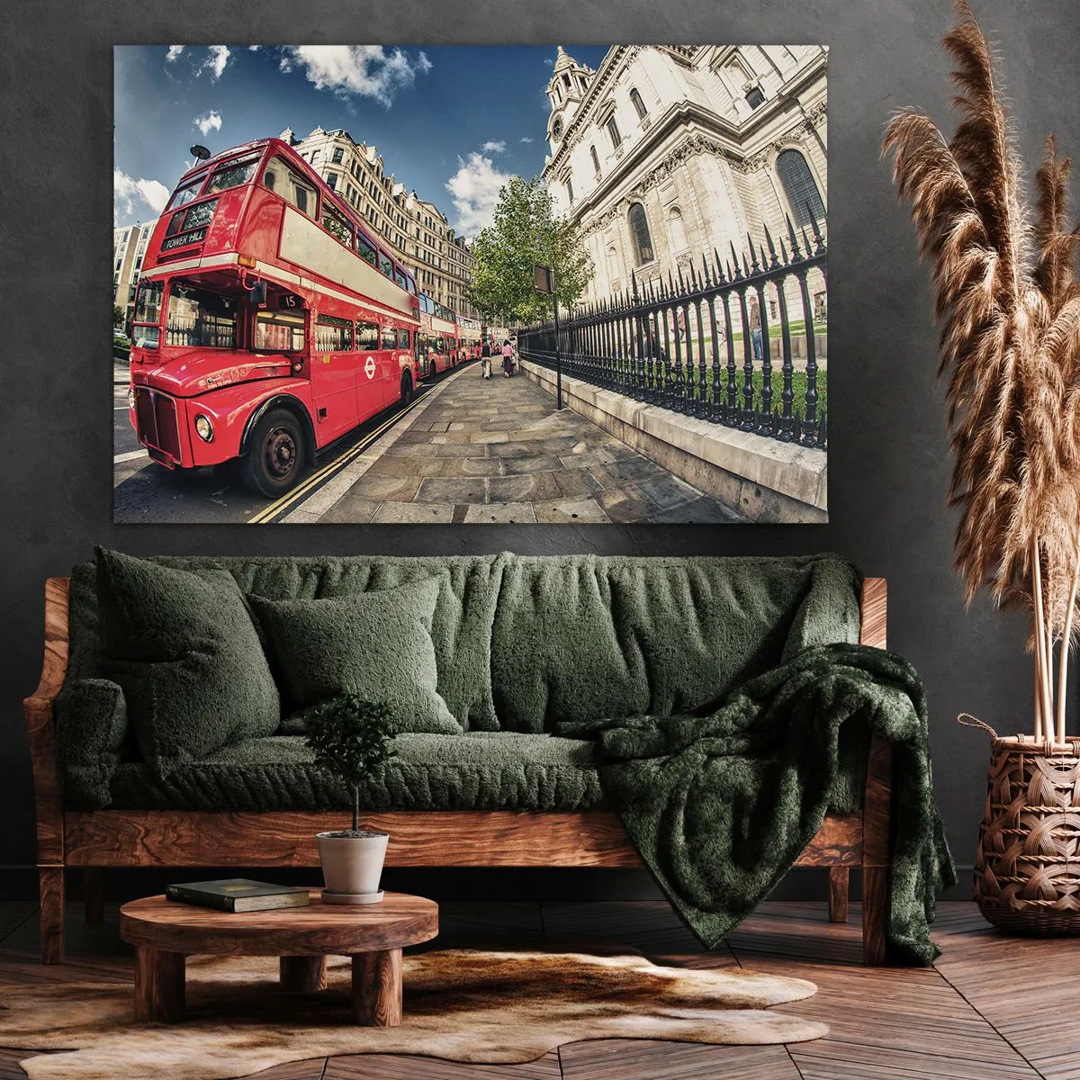 Obraz na plátně - Červený dvoupatrový autobus v Londýně poblíž ulice a katedrály - 70x50cm - Londýnská ulice v šedé a červené - Moderní nástěnná dekorace do obývacího pokoje a ložnice ARTTOR