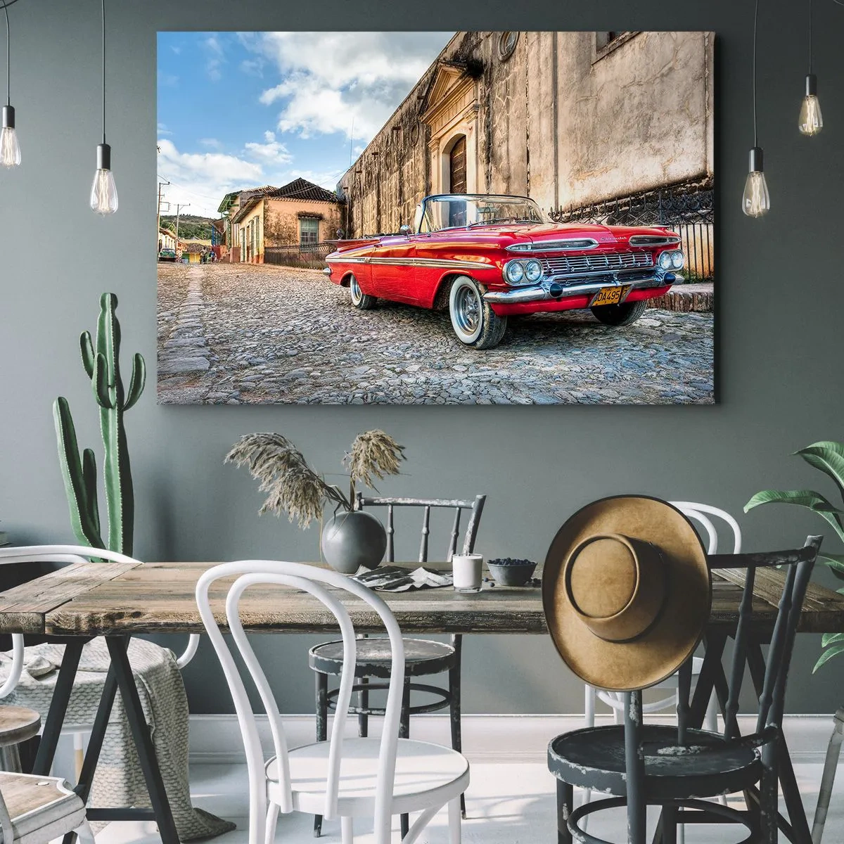 Obraz na plátně - Červené klasické auto na dlážděné ulici - 70x50cm - Kubánské vzrušení - Moderní nástěnná dekorace do obývacího pokoje a ložnice ARTTOR