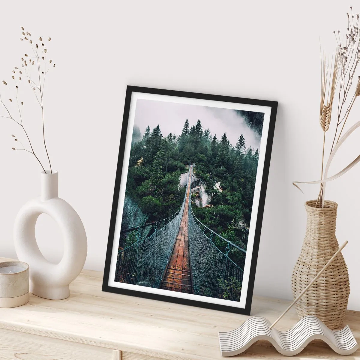 Plakát v černém rámu - Visutý most přes hustý, mlhavý les - 50x70cm - Pouze pro orly - Moderní nástěnná dekorace do obývacího pokoje a ložnice ARTTOR