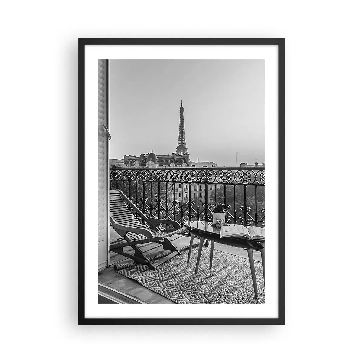 Plakát v černém rámu - Pohled na Eiffelovu věž z elegantního pařížského balkonu - 50x70cm - Pařížské odpoledne - Moderní nástěnná dekorace do obývacího pokoje a ložnice ARTTOR