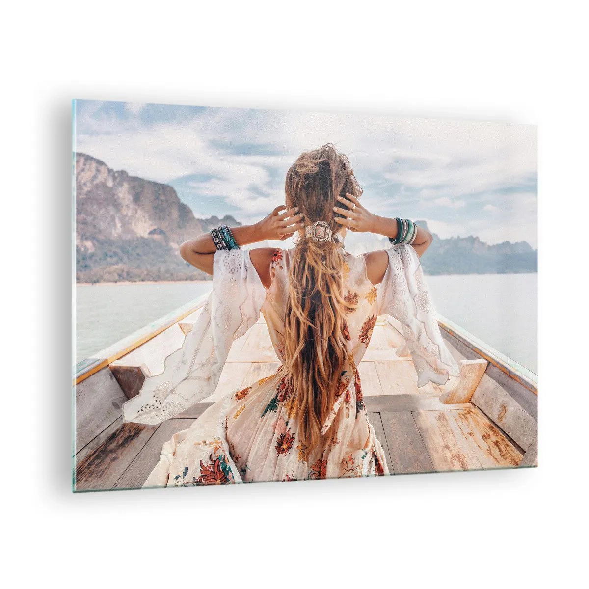 Obraz na skle - Žena na lodi s výhledem na hory a jezero. - 70x50cm - Na cestě ke štěstí - Moderní nástěnná dekorace do obývacího pokoje a ložnice ARTTOR