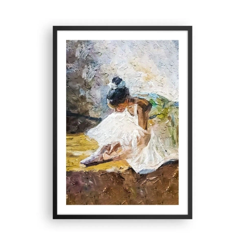 Plakát v černém rámu - Baletka v bílých šatech se opírá o malířské pozadí. - 50x70cm - Z Degasova obrazu - Moderní nástěnná dekorace do obývacího pokoje a ložnice ARTTOR