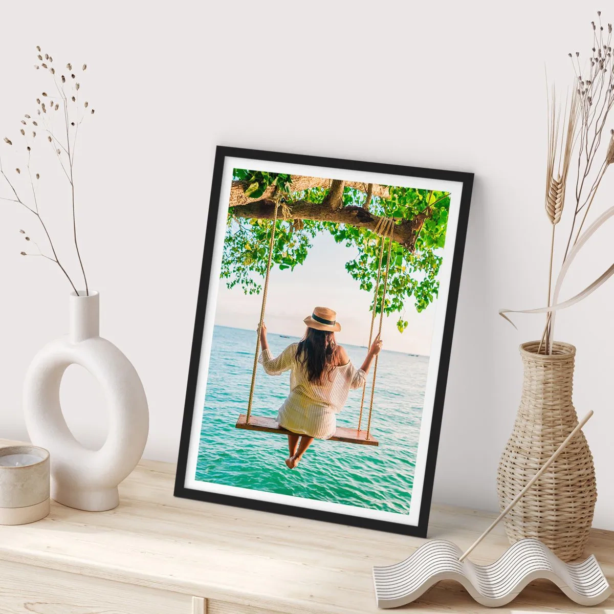 Plakát v černém rámu - Žena na houpačce u moře v tropickém prostředí - 50x70cm - Život je krásný - Moderní nástěnná dekorace do obývacího pokoje a ložnice ARTTOR
