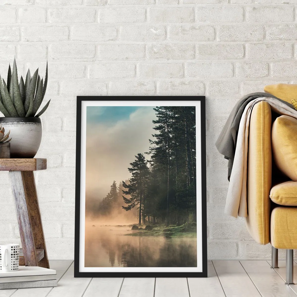 Plakát v černém rámu - Mlžná lesní krajina nad klidným jezerem - 50x70cm - Zrození dne - Moderní nástěnná dekorace do obývacího pokoje a ložnice ARTTOR