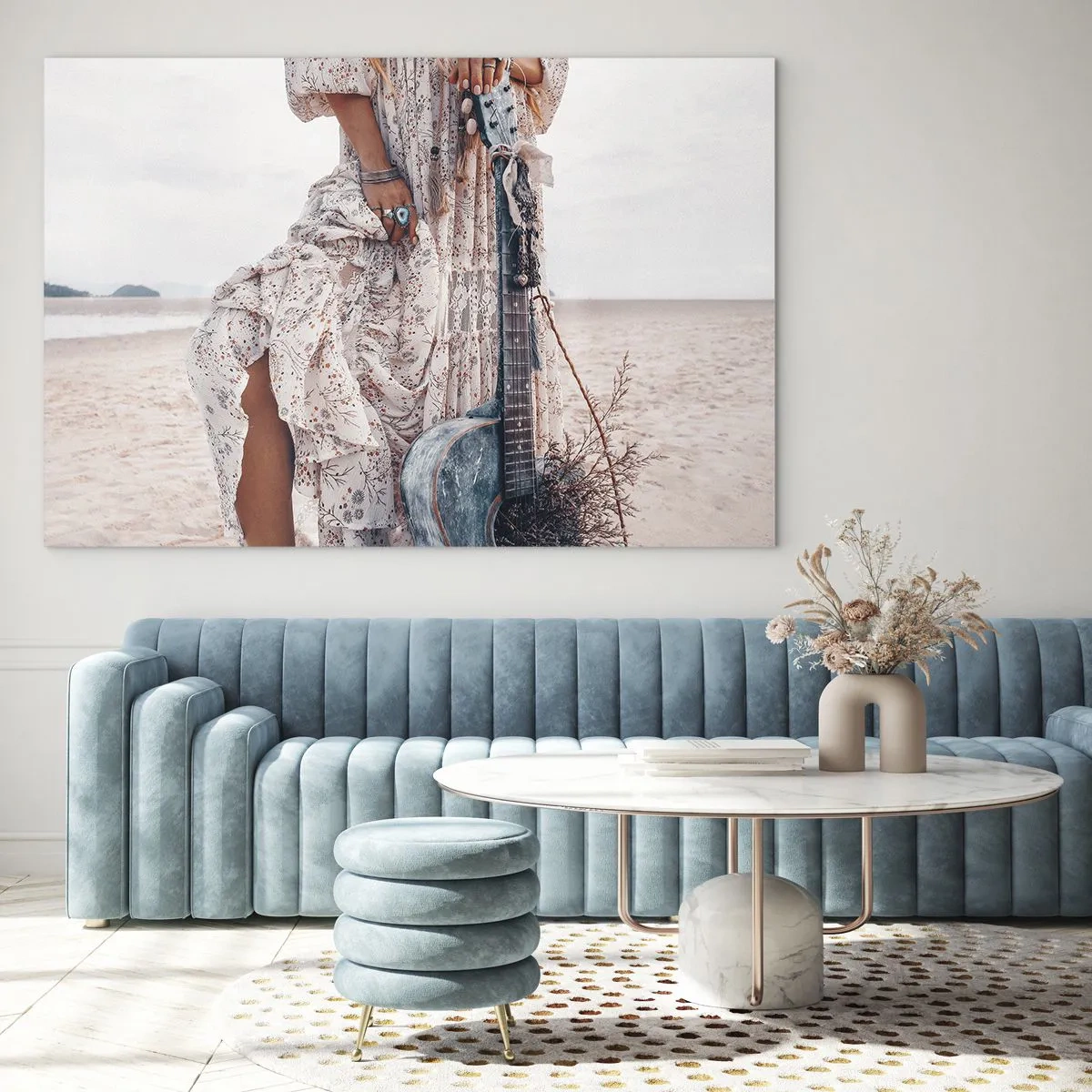 Obraz na skle - Boho styl žena s kytarou na prázdné pláži - 70x50cm - Květinové děti na cestě - Moderní nástěnná dekorace do obývacího pokoje a ložnice ARTTOR