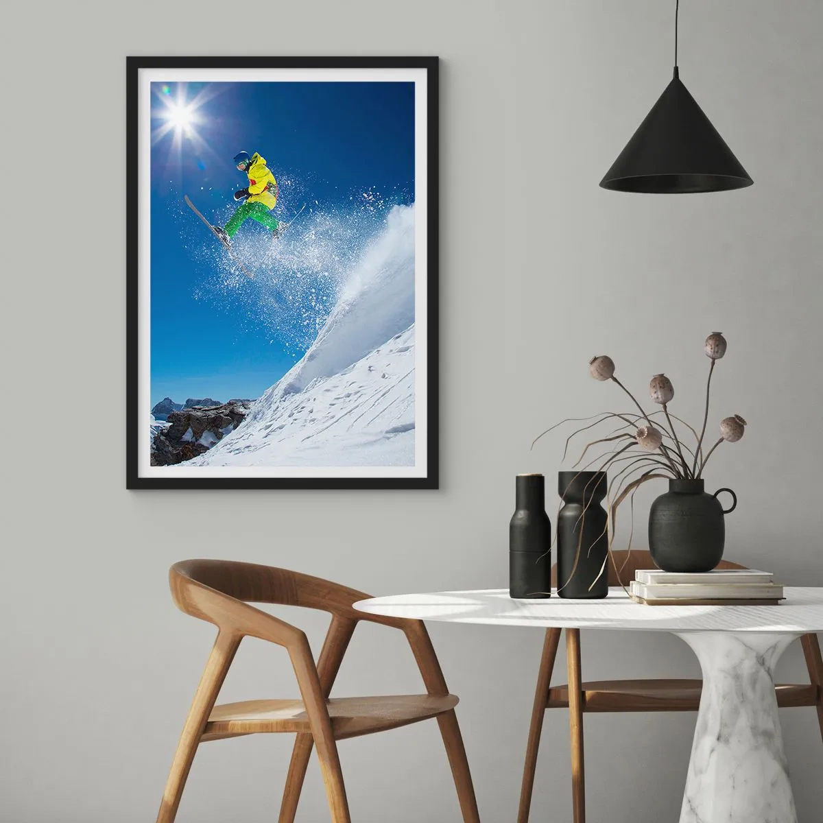 Plakát v černém rámu - Lyžař v akci na zasněženém svahu - 50x70cm - Tančící s horami - Moderní nástěnná dekorace do obývacího pokoje a ložnice ARTTOR