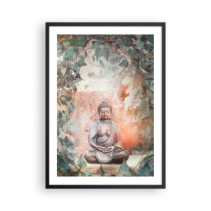 Plakát v černém rámu - Socha Buddhy obklopená břečťanem v meditativní auře - 50x70cm - Radostná harmonie - Moderní nástěnná dekorace do obývacího pokoje a ložnice ARTTOR