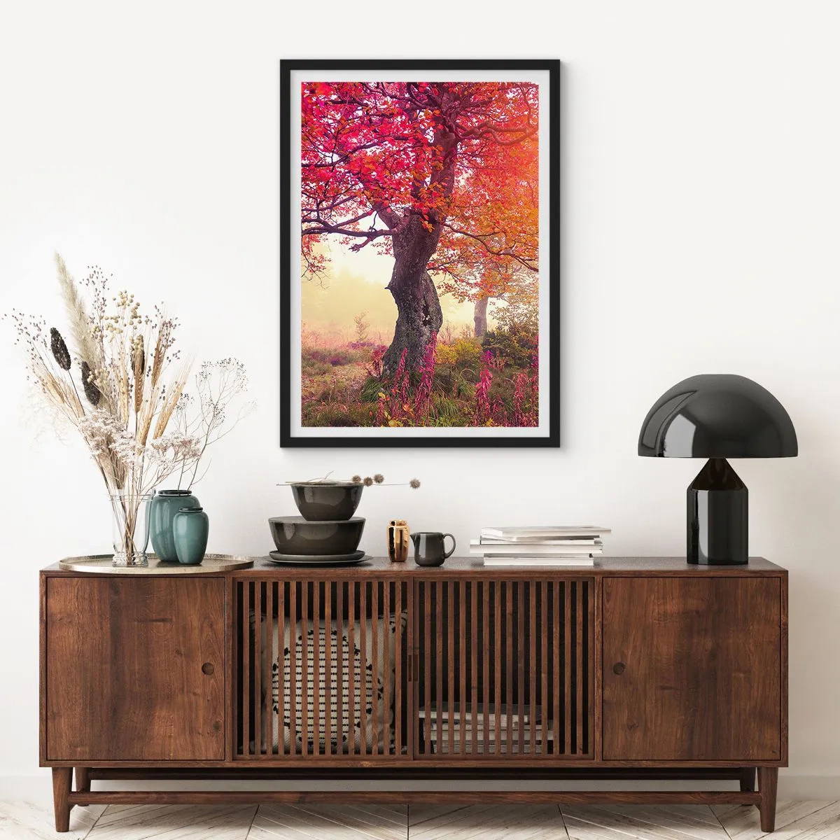 Plakát v černém rámu - Strom s červenými listy v podzimní krajině - 50x70cm - Šílenství rozkvětu - Moderní nástěnná dekorace do obývacího pokoje a ložnice ARTTOR