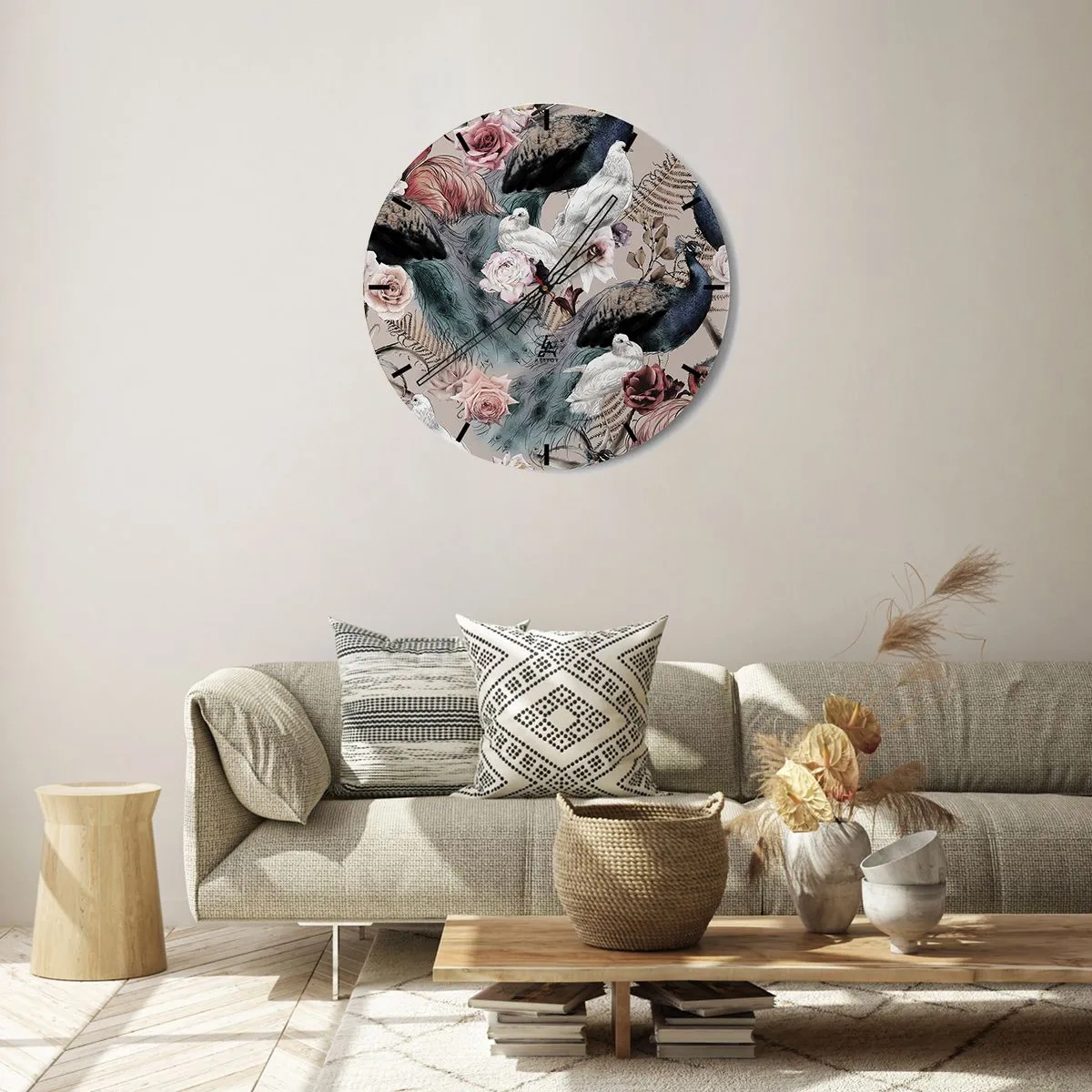 Nástěnné hodiny - Páv a bílí ptáci mezi květinami na béžovém pozadí - 30x30cm - V palácové zahradě - Moderní nástěnná dekorace do obývacího pokoje, kuchyně a ložnice ARTTOR