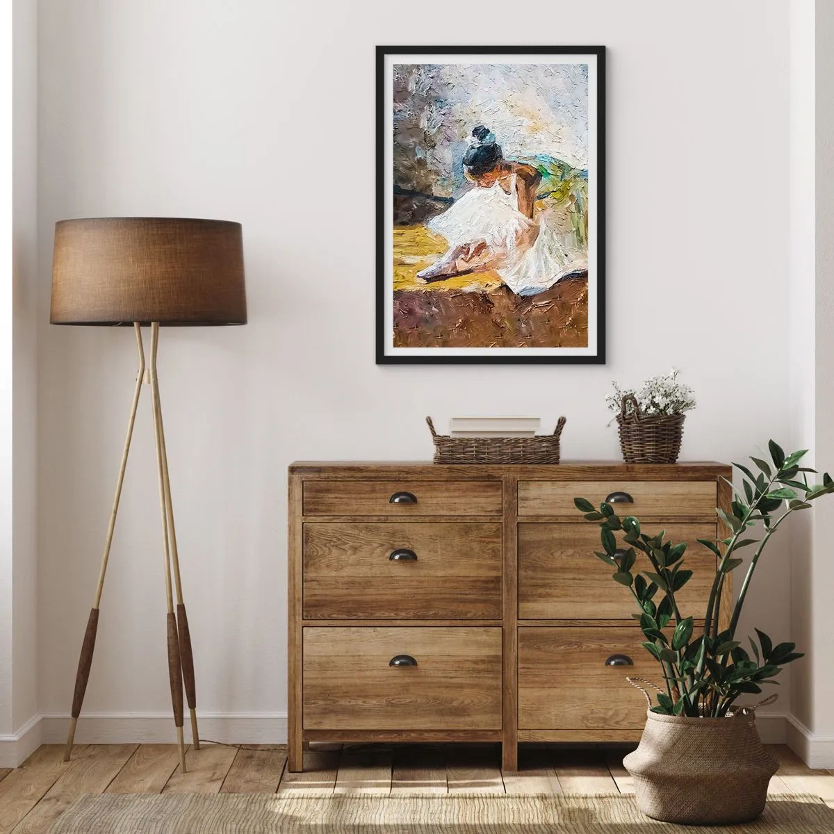 Plakát v černém rámu - Baletka v bílých šatech se opírá o malířské pozadí. - 50x70cm - Z Degasova obrazu - Moderní nástěnná dekorace do obývacího pokoje a ložnice ARTTOR