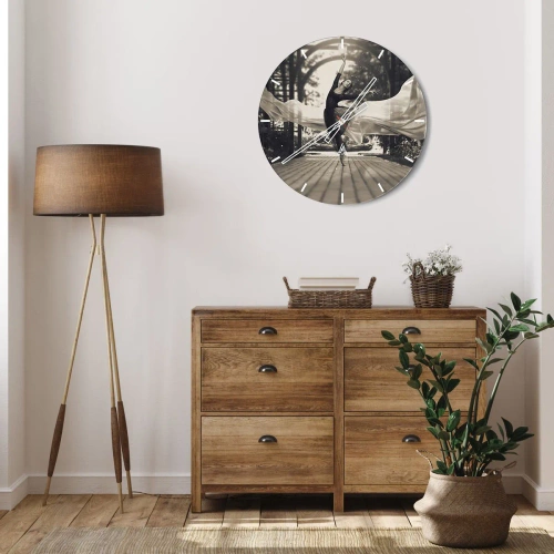 Nástěnné hodiny - Tanečnice v pohybu s tekoucí látkou v černobílém prostředí. - 30x30cm - Tanec ducha zahrady - Moderní nástěnná dekorace do obývacího pokoje, kuchyně a ložnice ARTTOR