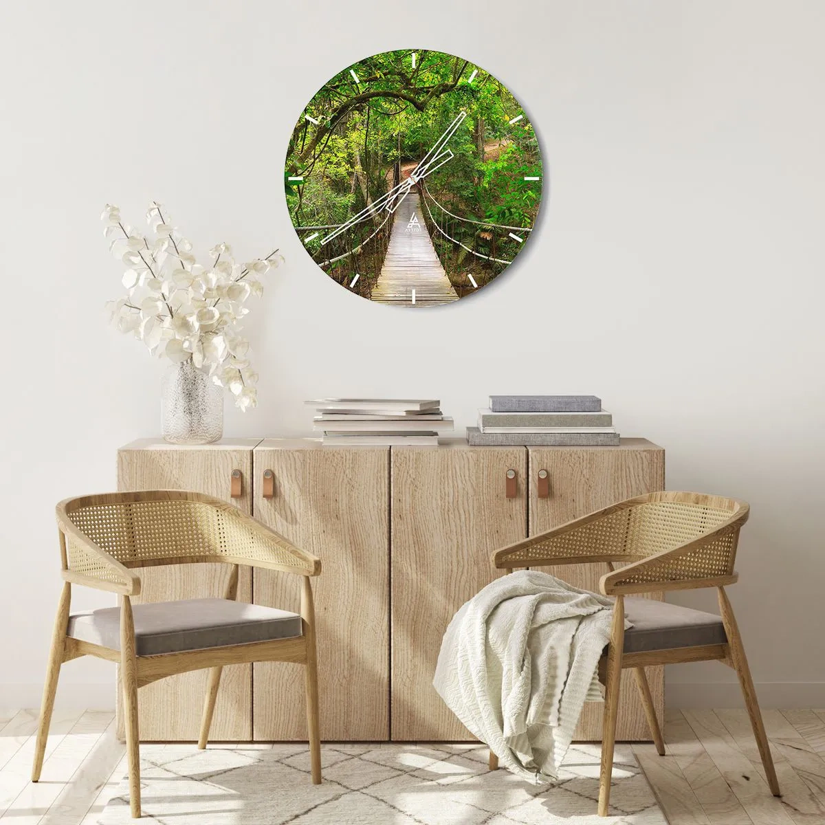 Nástěnné hodiny - Dřevěný most zavěšený v zeleném lese - 30x30cm - Protože na zahradě rostou popínavé rostliny - Moderní nástěnná dekorace do obývacího pokoje, kuchyně a ložnice ARTTOR