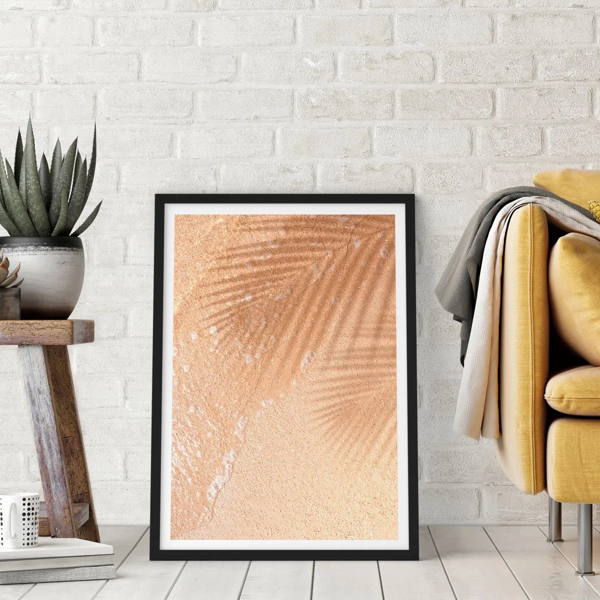 Plakát v černém rámu - Stín palmových listů na zlatém písku pláže - 50x70cm - Stín horkého léta - Moderní nástěnná dekorace do obývacího pokoje a ložnice ARTTOR