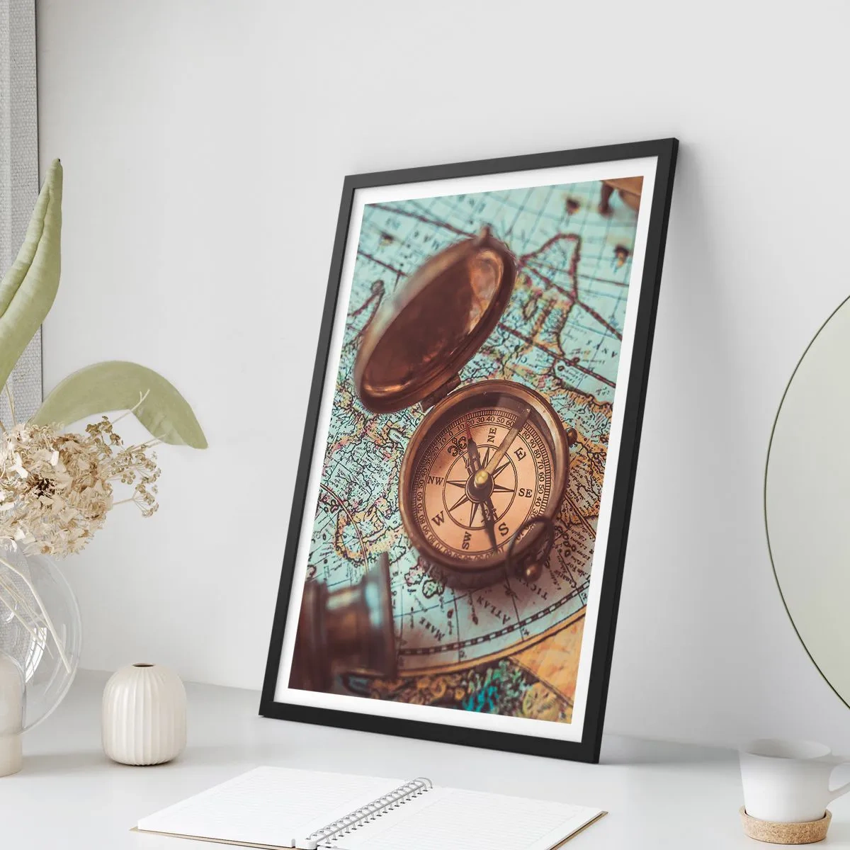 Plakát v černém rámu - Starožitný kompas na pozadí mapy světa - 50x70cm - Pro dobrodruha - Moderní nástěnná dekorace do obývacího pokoje a ložnice ARTTOR