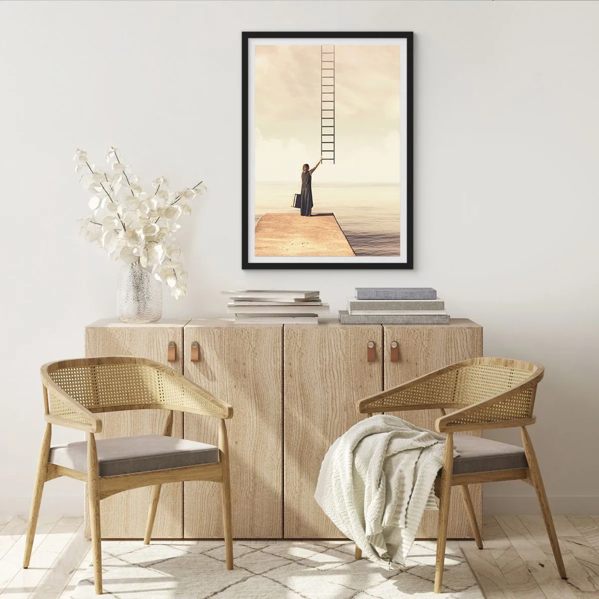 Plakát v černém rámu - Žena na molu sahá po žebříku vedoucím do nebe - 50x70cm - Magická cesta - Moderní nástěnná dekorace do obývacího pokoje a ložnice ARTTOR