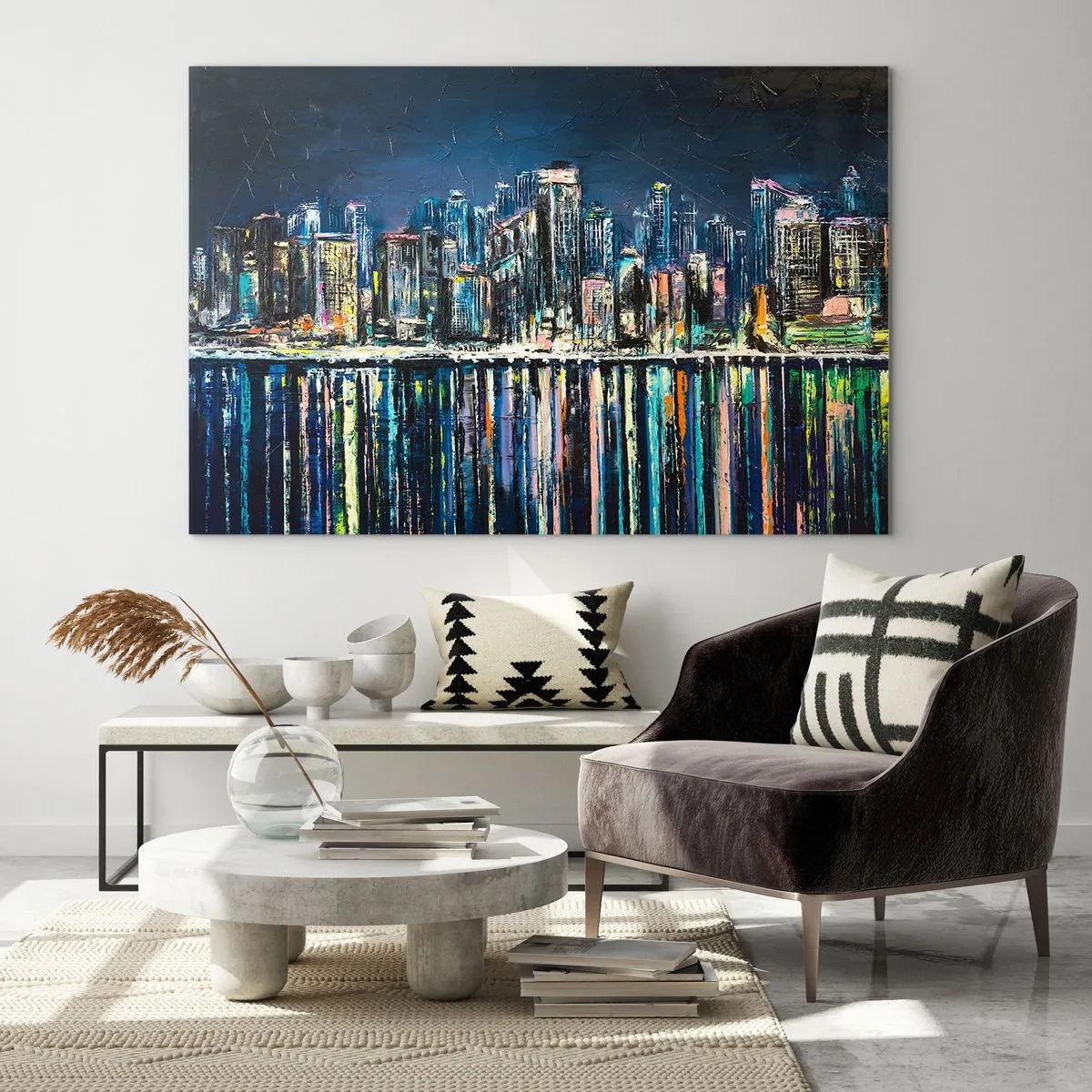 Obraz na skle - Panorama města v noci se světly odrážejícími se ve vodě - 70x50cm - Kaskáda světel - Moderní nástěnná dekorace do obývacího pokoje a ložnice ARTTOR