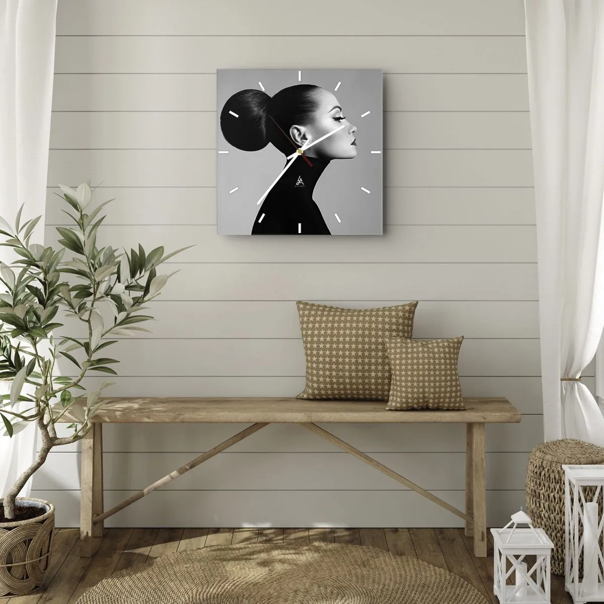 Nástěnné hodiny - Moderní Nefertiti - 30x30 cm