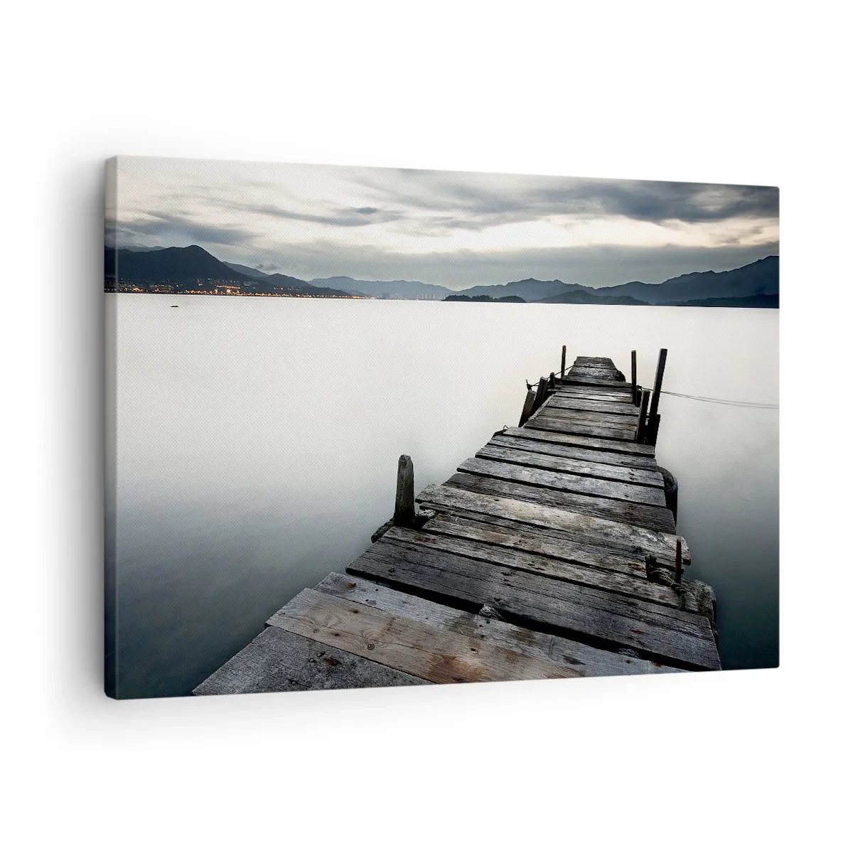 Obraz na plátně - Dřevěný most vedoucí k klidnému jezeru - 70x50cm - Ponořit se do klidu - Moderní nástěnná dekorace do obývacího pokoje a ložnice ARTTOR