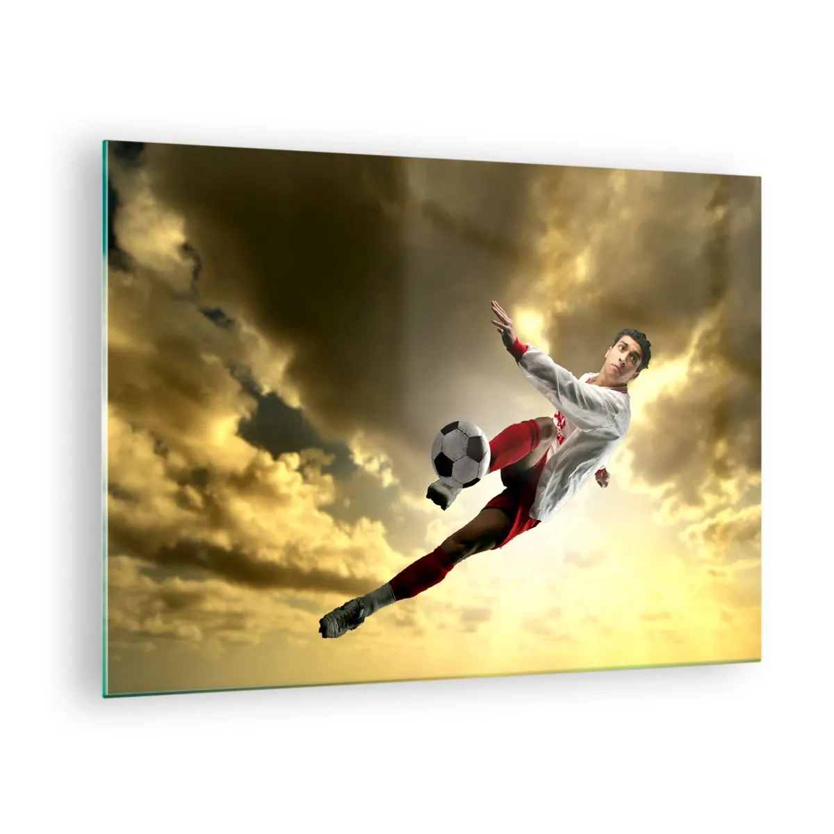 Obraz na skle - Fotbalista v akci proti zlatavé obloze - 70x50cm - Fotbalové nebe - Moderní nástěnná dekorace do obývacího pokoje a ložnice ARTTOR