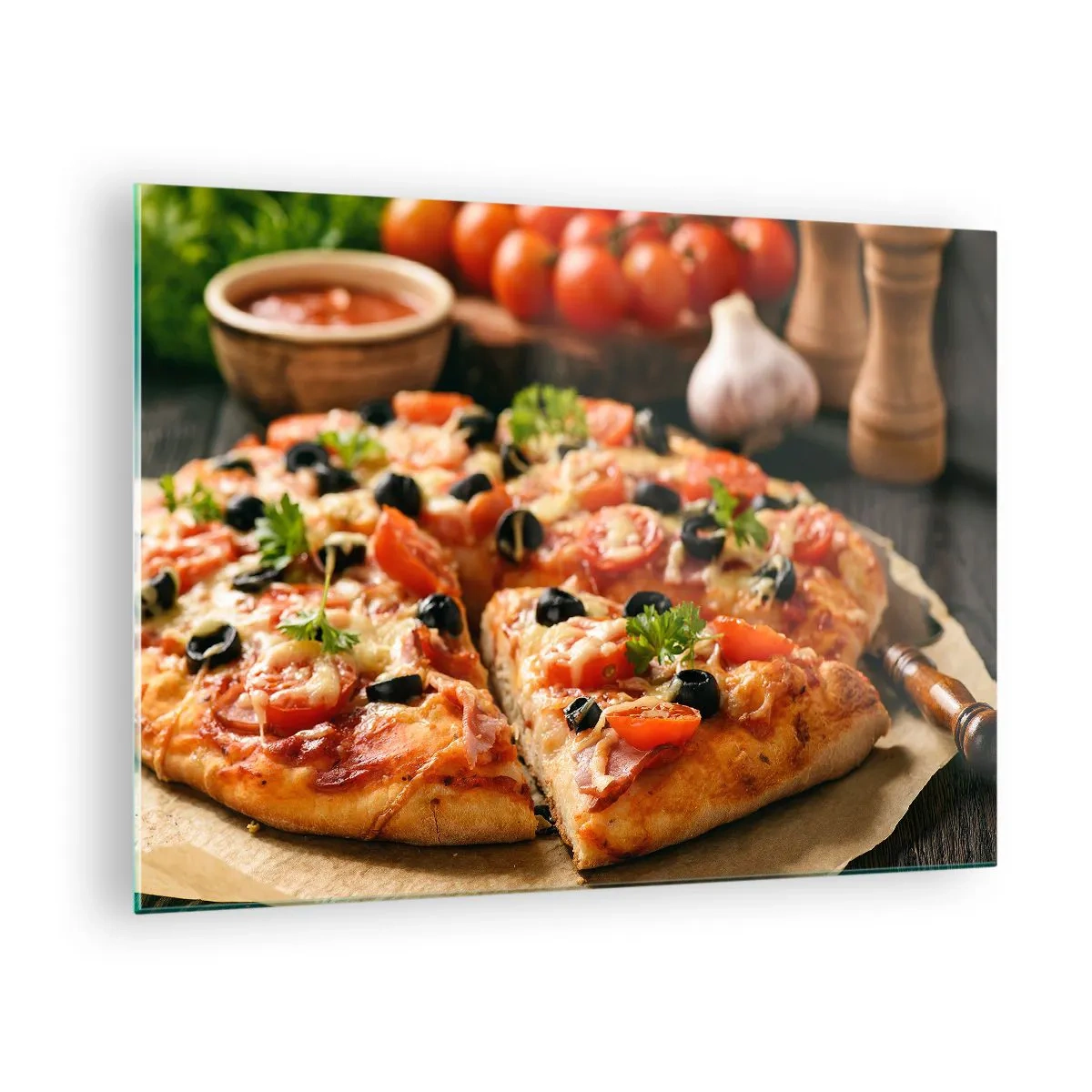 Obraz na skle - Chutná pizza s rajčaty, olivami a bylinkami - 70x50cm - Opět jsi měl štěstí - Moderní nástěnná dekorace do obývacího pokoje a ložnice ARTTOR