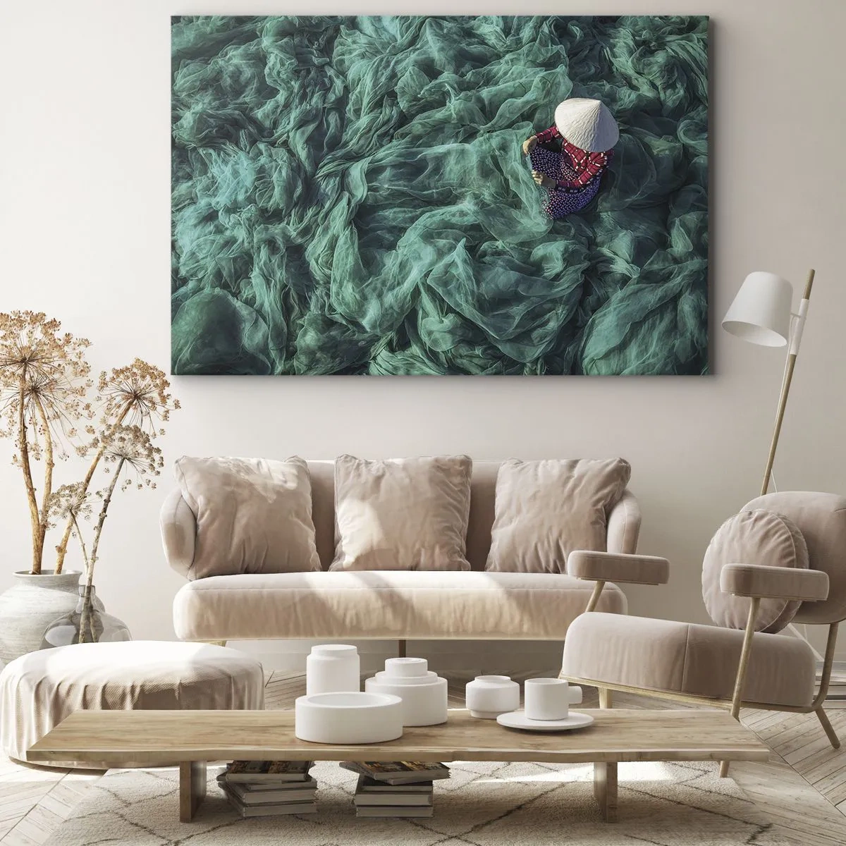 Obraz na plátně - Osoba s kloboukem mezi zelenými rybářskými sítěmi - 70x50cm - V moři sítí - Moderní nástěnná dekorace do obývacího pokoje a ložnice ARTTOR