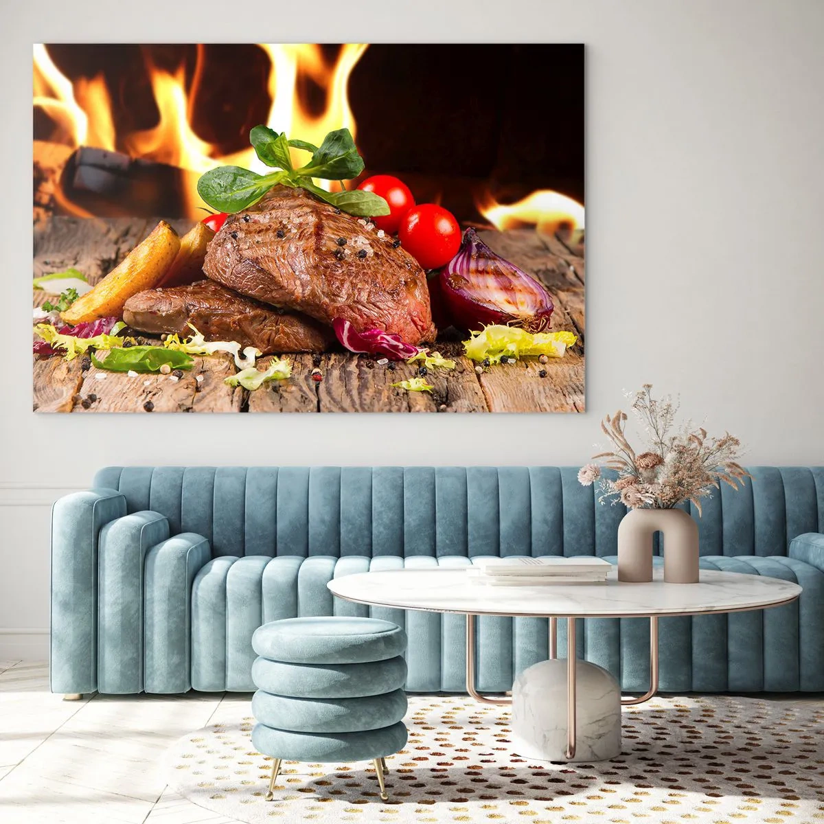 Obraz na skle - Grilovaný steak se zeleninou na pozadí plamenů - 70x50cm - Vykouzlené žárem - Moderní nástěnná dekorace do obývacího pokoje a ložnice ARTTOR