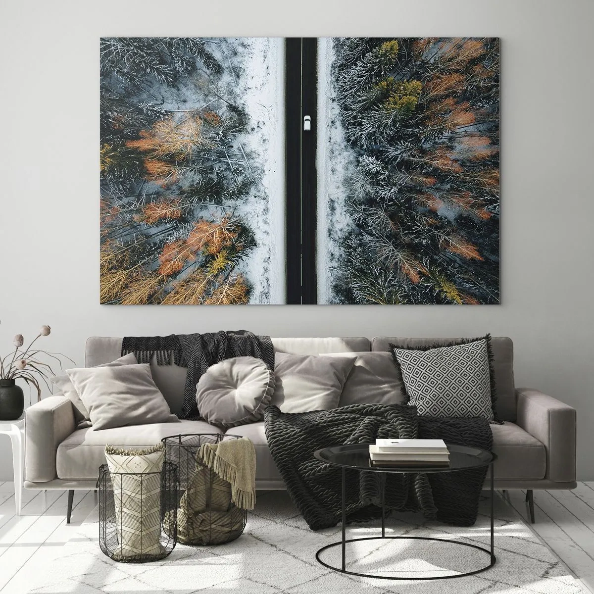 Obraz na skle - Zimní cesta zasněženým lesem s barevnými stromy - 70x50cm - Přes zimní les - Moderní nástěnná dekorace do obývacího pokoje a ložnice ARTTOR