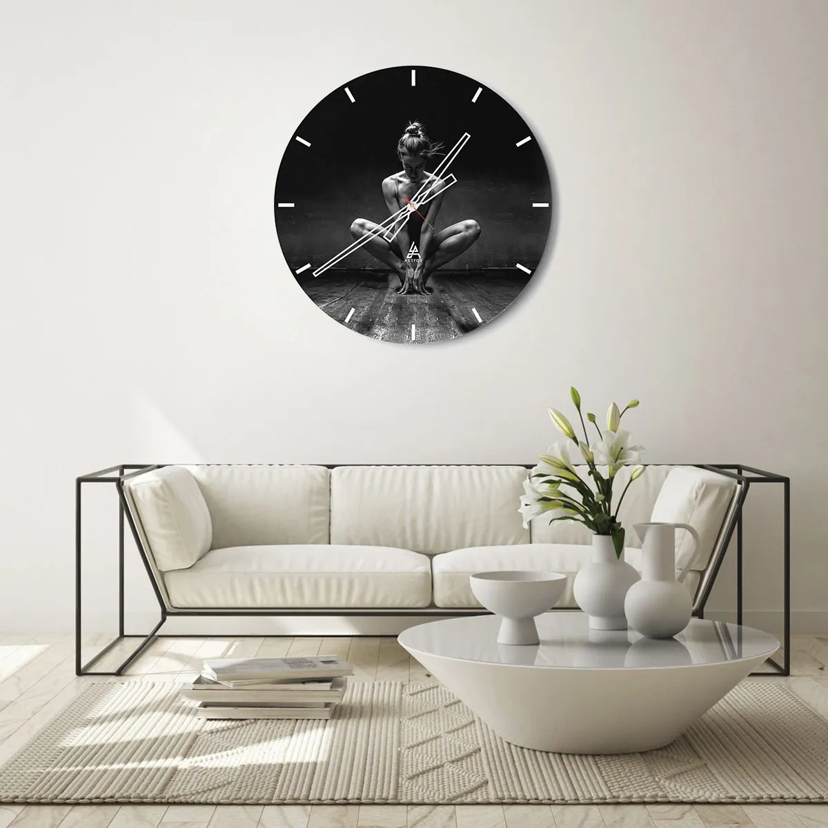Nástěnné hodiny - Černobílý portrét tanečnice v dynamické póze - 30x30cm - Koncentrace taneční energie - Moderní nástěnná dekorace do obývacího pokoje, kuchyně a ložnice ARTTOR