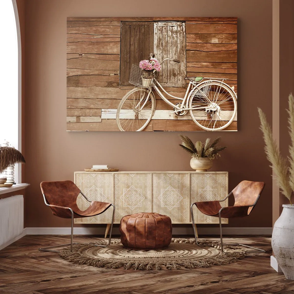 Obraz na plátně - Kolo s košíkem plným růží u dřevěné zdi - 70x50cm - Hned se vrátím - Moderní nástěnná dekorace do obývacího pokoje a ložnice ARTTOR