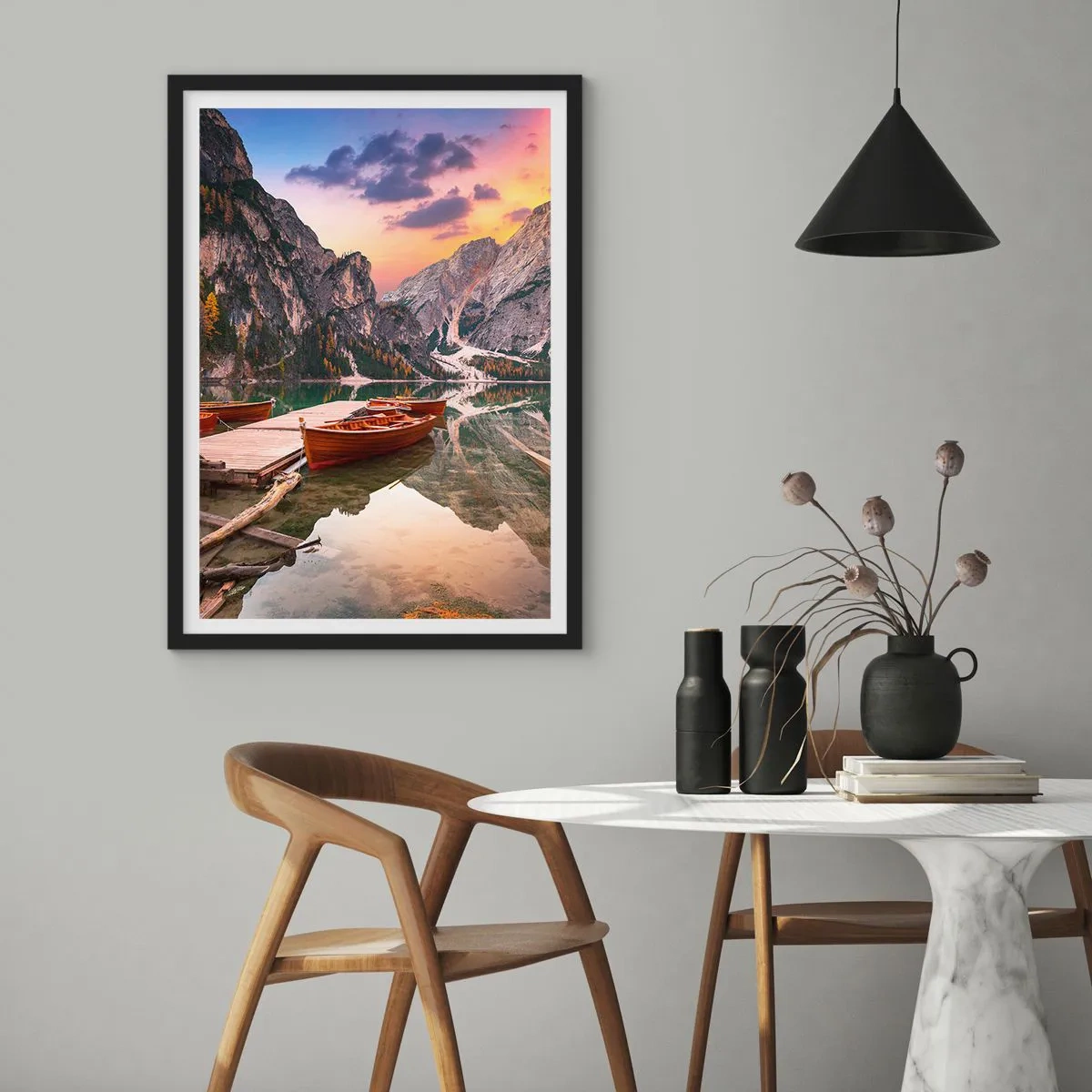 Plakát v černém rámu - Dřevěné lodě na jezeře obklopeném horami při západu slunce - 50x70cm - Slib dne - Moderní nástěnná dekorace do obývacího pokoje a ložnice ARTTOR