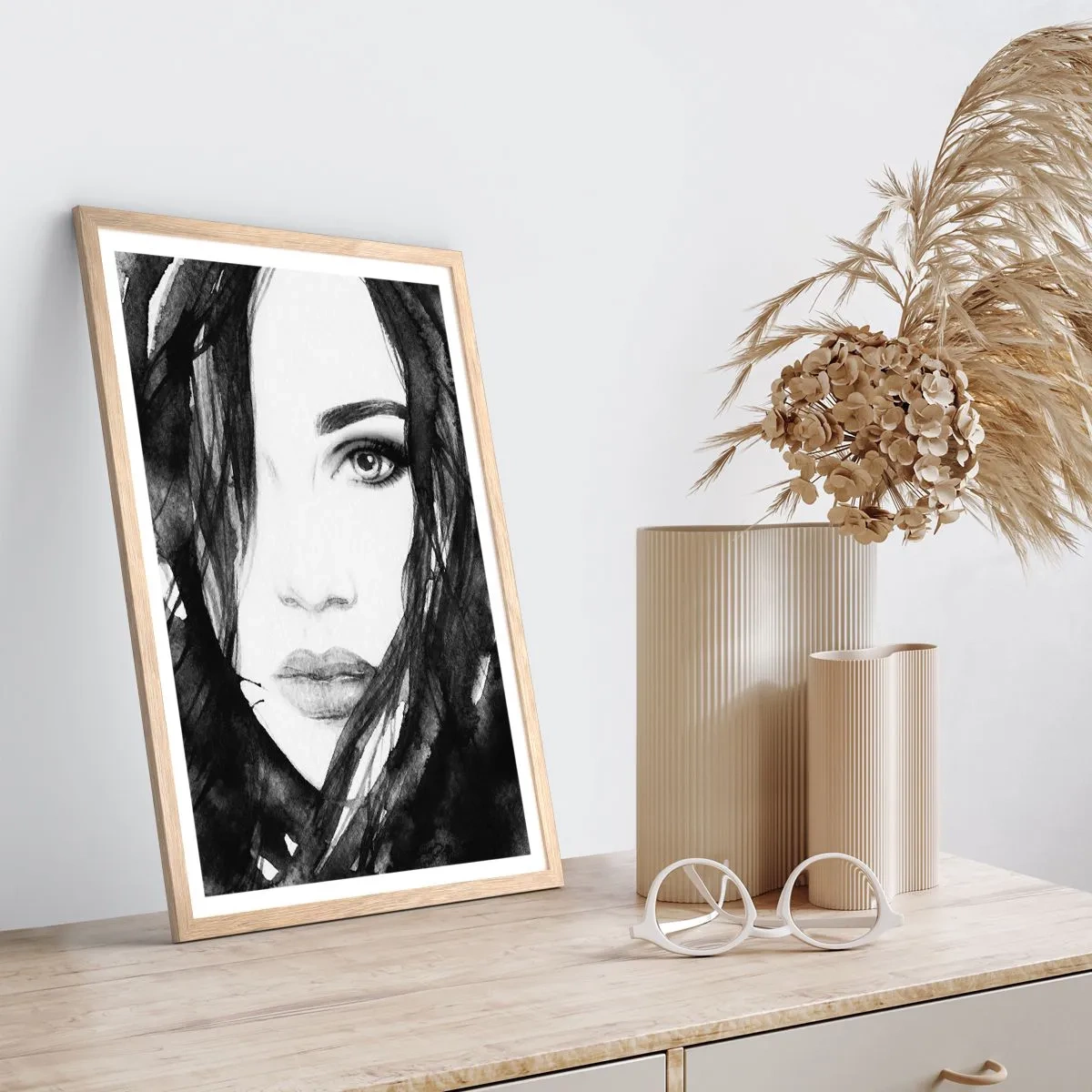 Plakát v rámu světlý dub - Portrét dámy v černé a bílé - 70x100 cm
